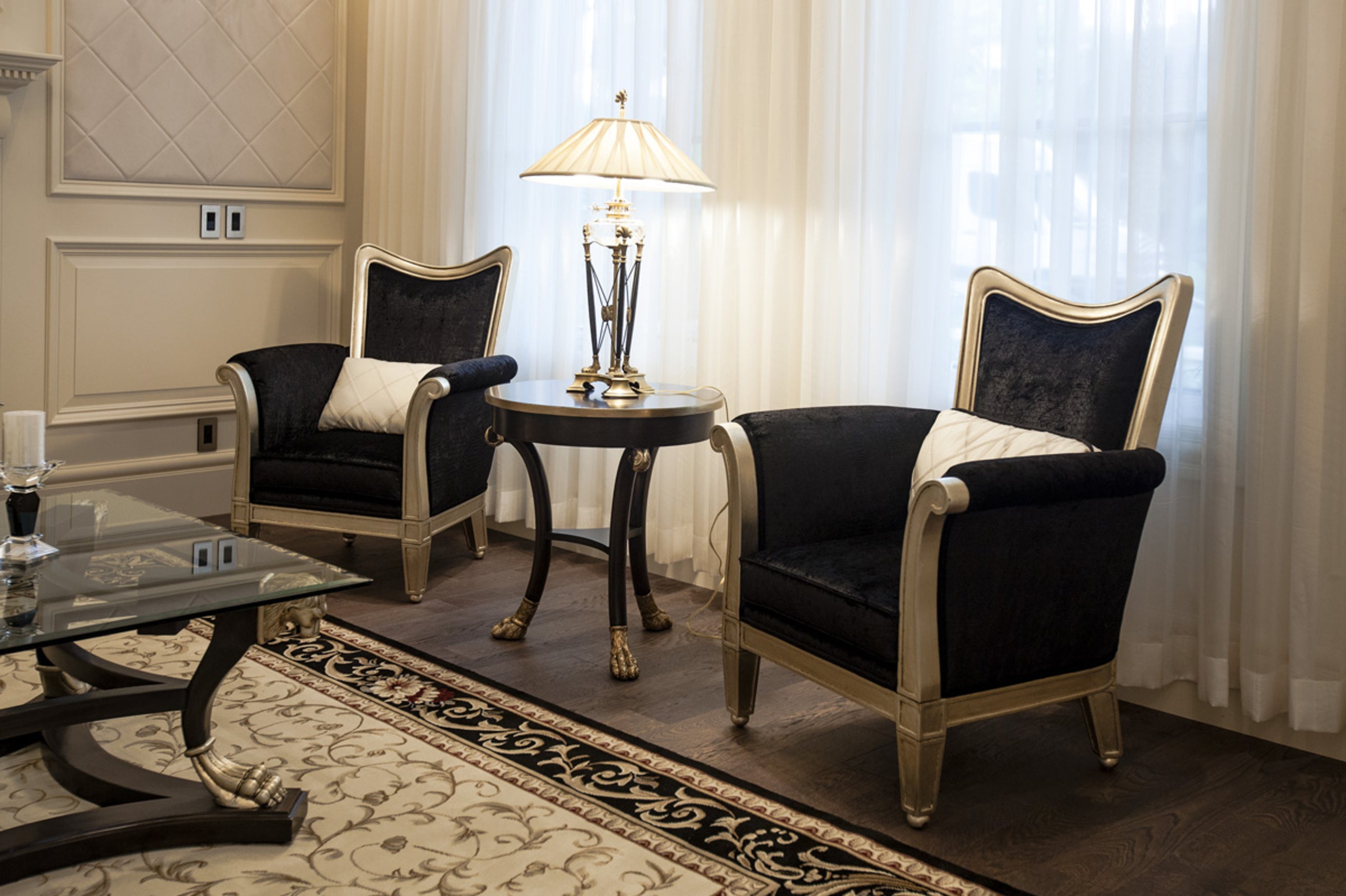Elegant living room with black armchairs - House of Chippendale