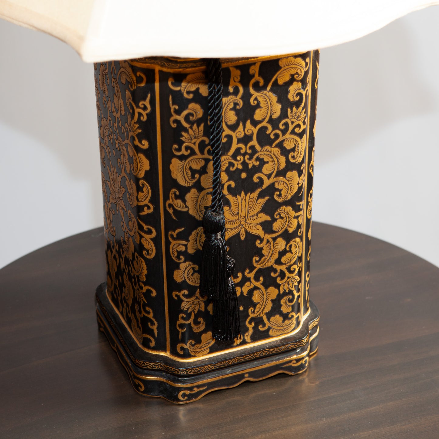 PORCELAIN GOLD SCROLLS LAMP