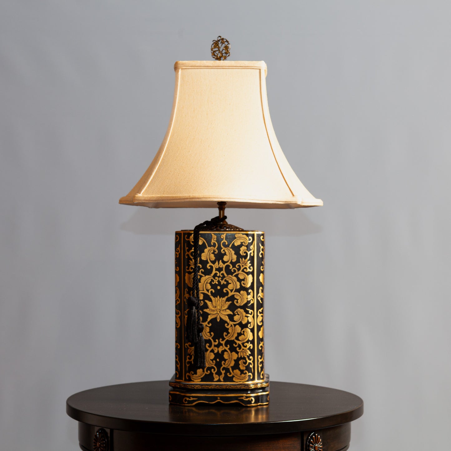 PORCELAIN GOLD SCROLLS LAMP