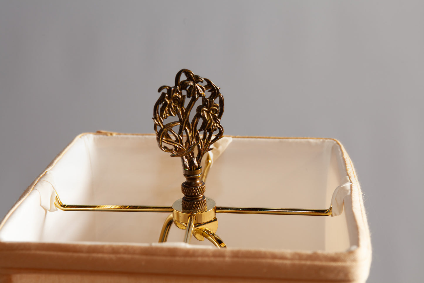 PORCELAIN GOLD SCROLLS LAMP