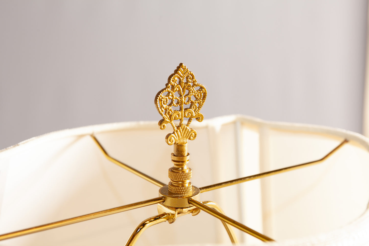 TROPHY PORCELAIN VASE LAMP